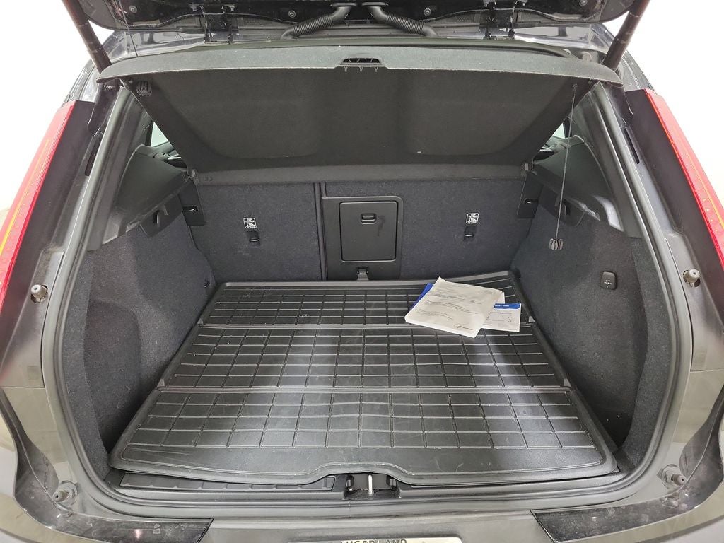 2023 Volvo XC40 B5 Plus Dark Theme