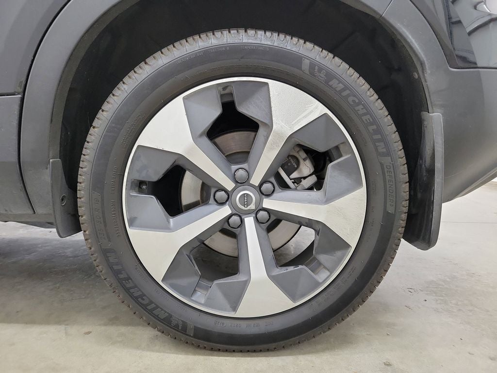 2023 Volvo XC40 B5 Plus Dark Theme