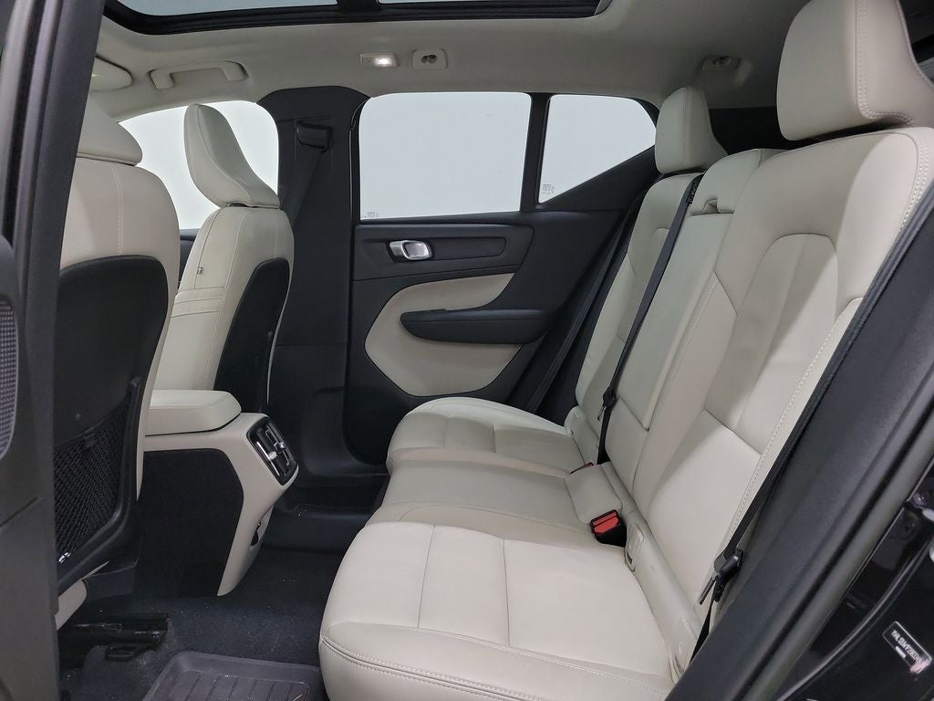 2023 Volvo XC40 B5 Plus Dark Theme