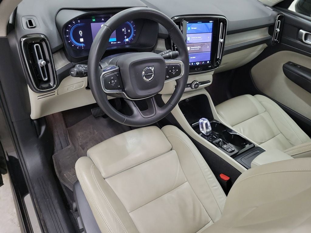 2023 Volvo XC40 B5 Plus Dark Theme