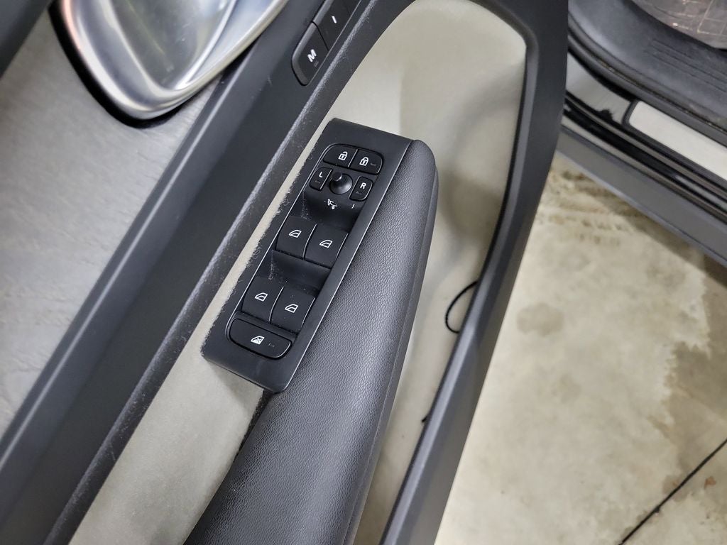 2023 Volvo XC40 B5 Plus Dark Theme