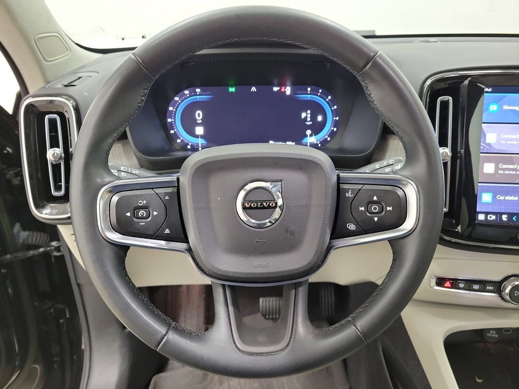 2023 Volvo XC40 B5 Plus Dark Theme