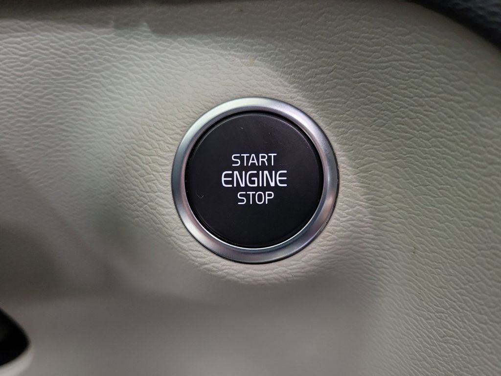 2023 Volvo XC40 B5 Plus Dark Theme