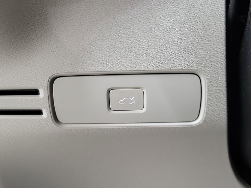 2023 Volvo XC40 B5 Plus Dark Theme