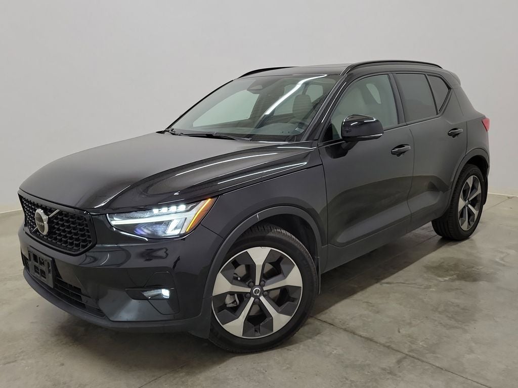2023 Volvo XC40 B5 Plus Dark Theme
