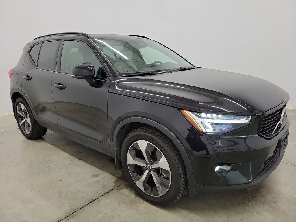 2023 Volvo XC40 B5 Plus Dark Theme
