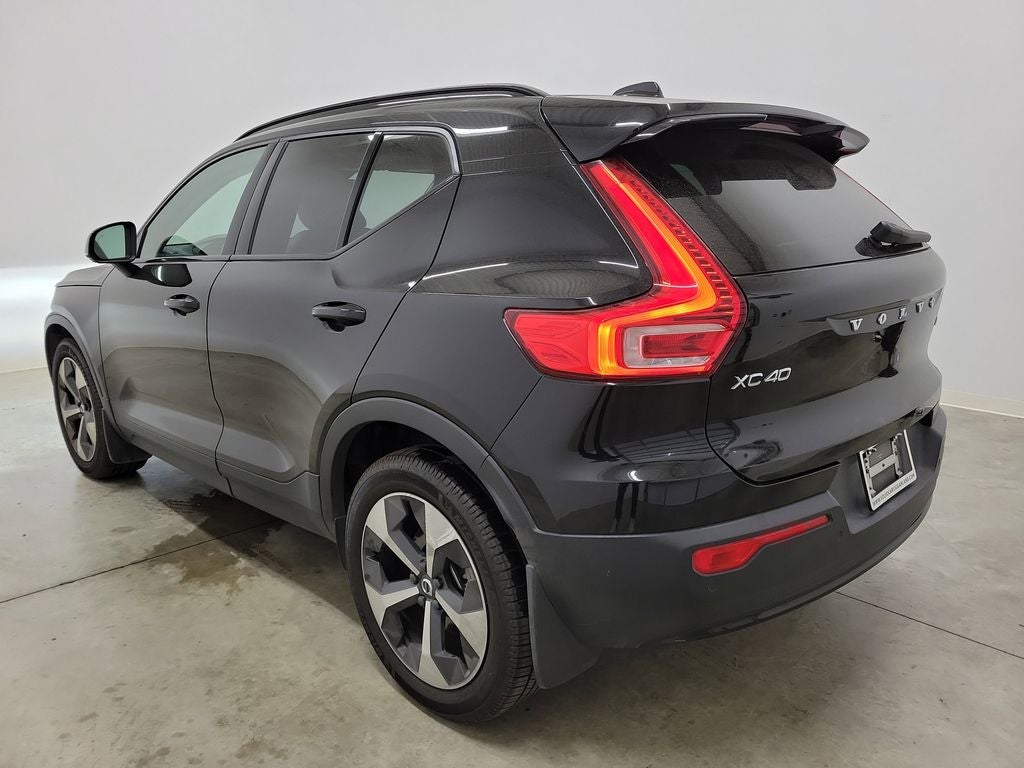 2023 Volvo XC40 B5 Plus Dark Theme