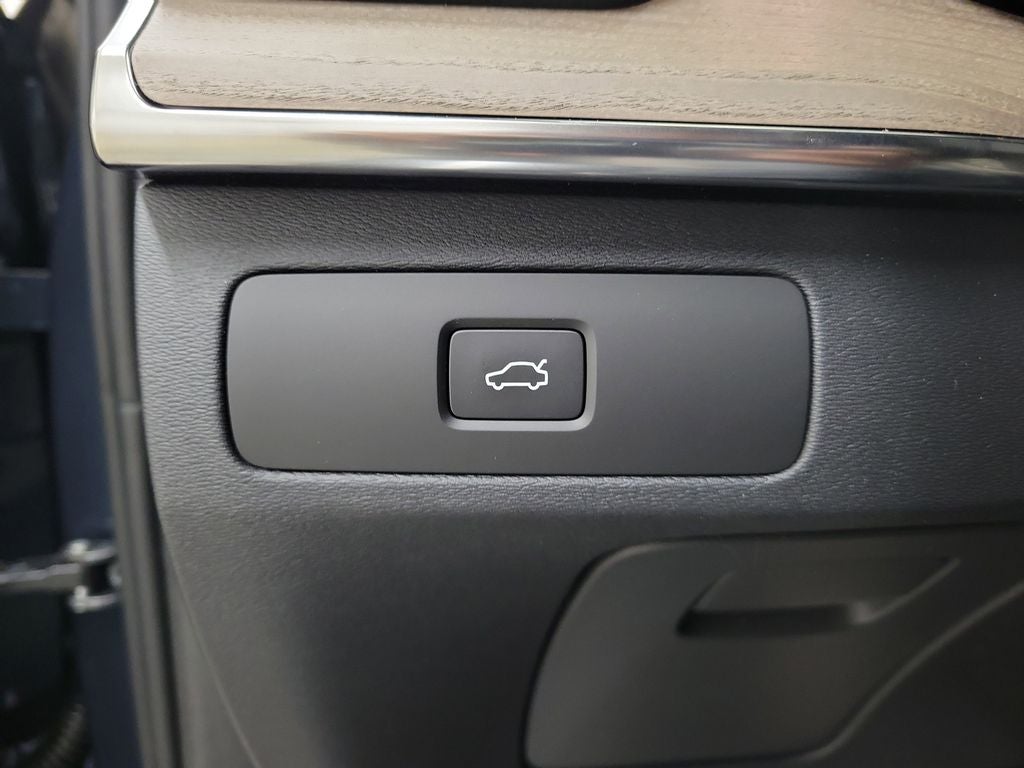 2026 Volvo XC90 B5 Plus