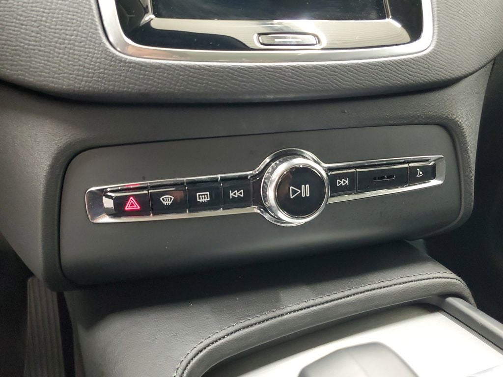 2025 Volvo XC90 B5 Core