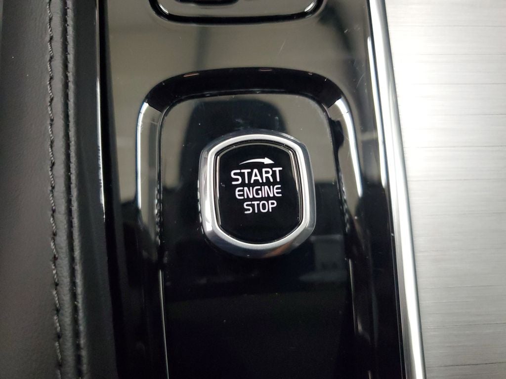 2025 Volvo XC90 B5 Core