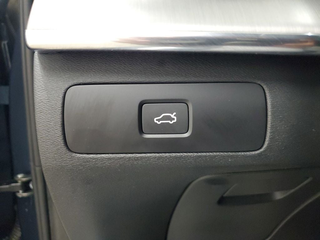 2025 Volvo XC90 B5 Core