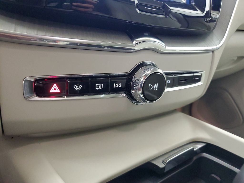 2025 Volvo XC60 B5 Plus