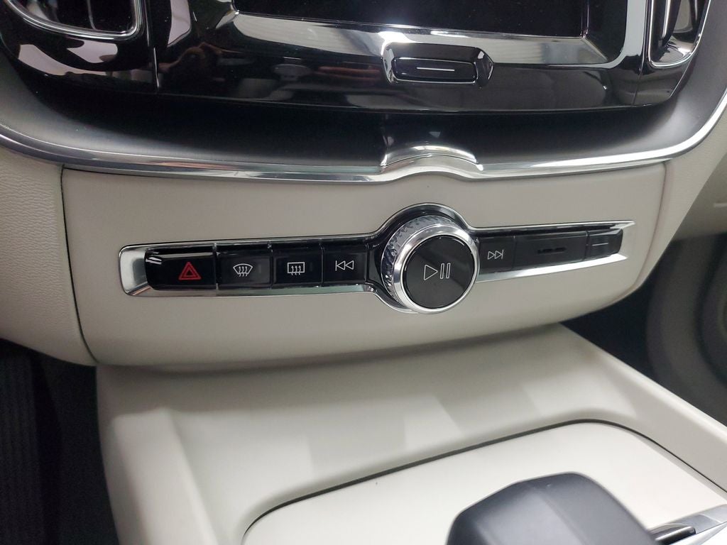 2025 Volvo XC60 B5 Core